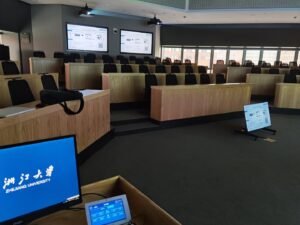 Zhejiang University School of Management classroom equipped with Boegam wireless presentation device for multi-screen collaboration.